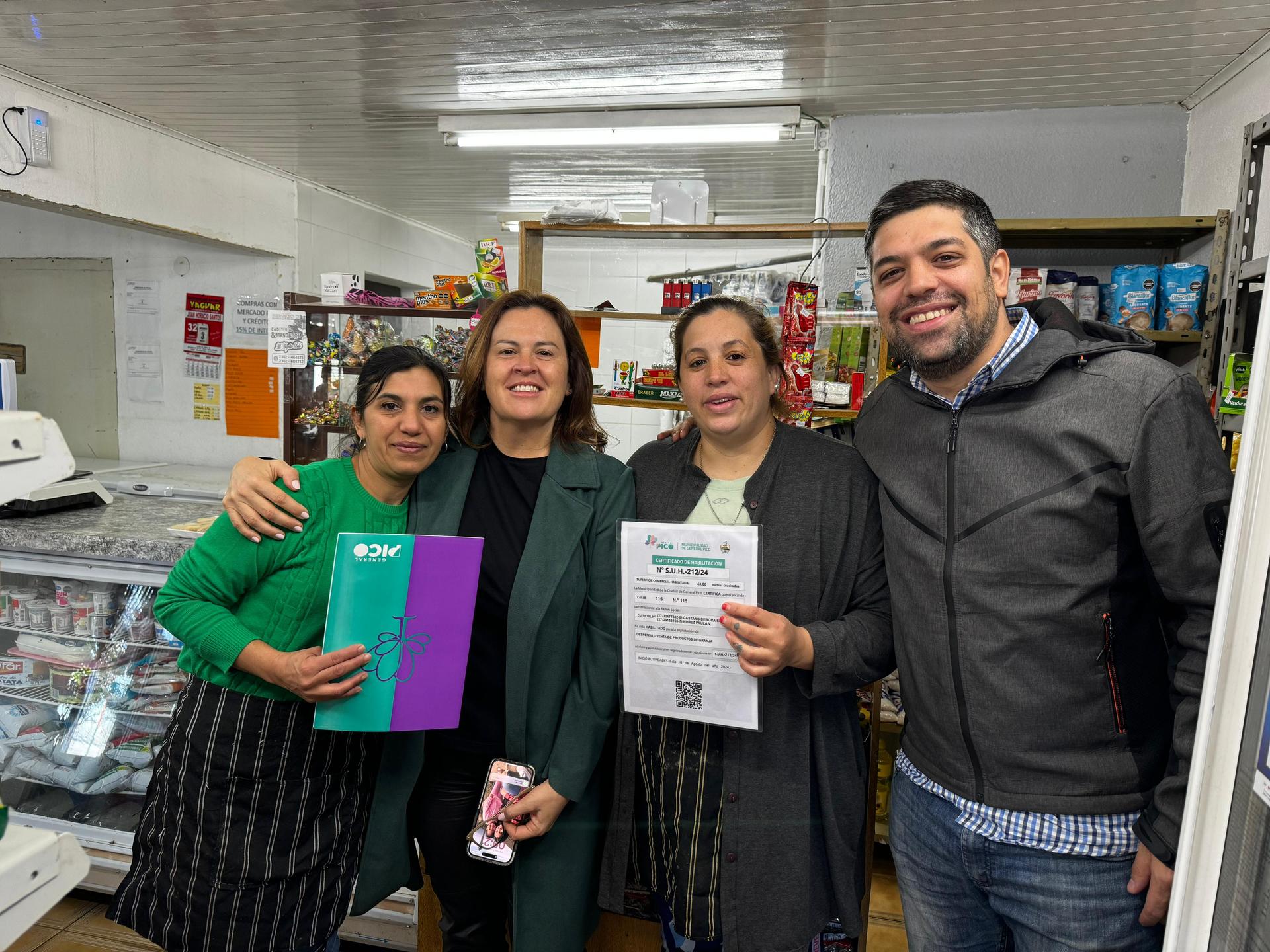 LA INTENDENTA FERNANDA ALONSO ENTREGÓ HABILITACIONES COMERCIALES