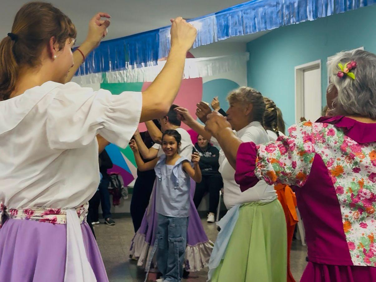 VECINAS Y VECINOS DE LOS BARRIOS MALVINAS Y SAN ETELVINO VIVIERON UNA “TARDE CELESTE Y BLANCA”