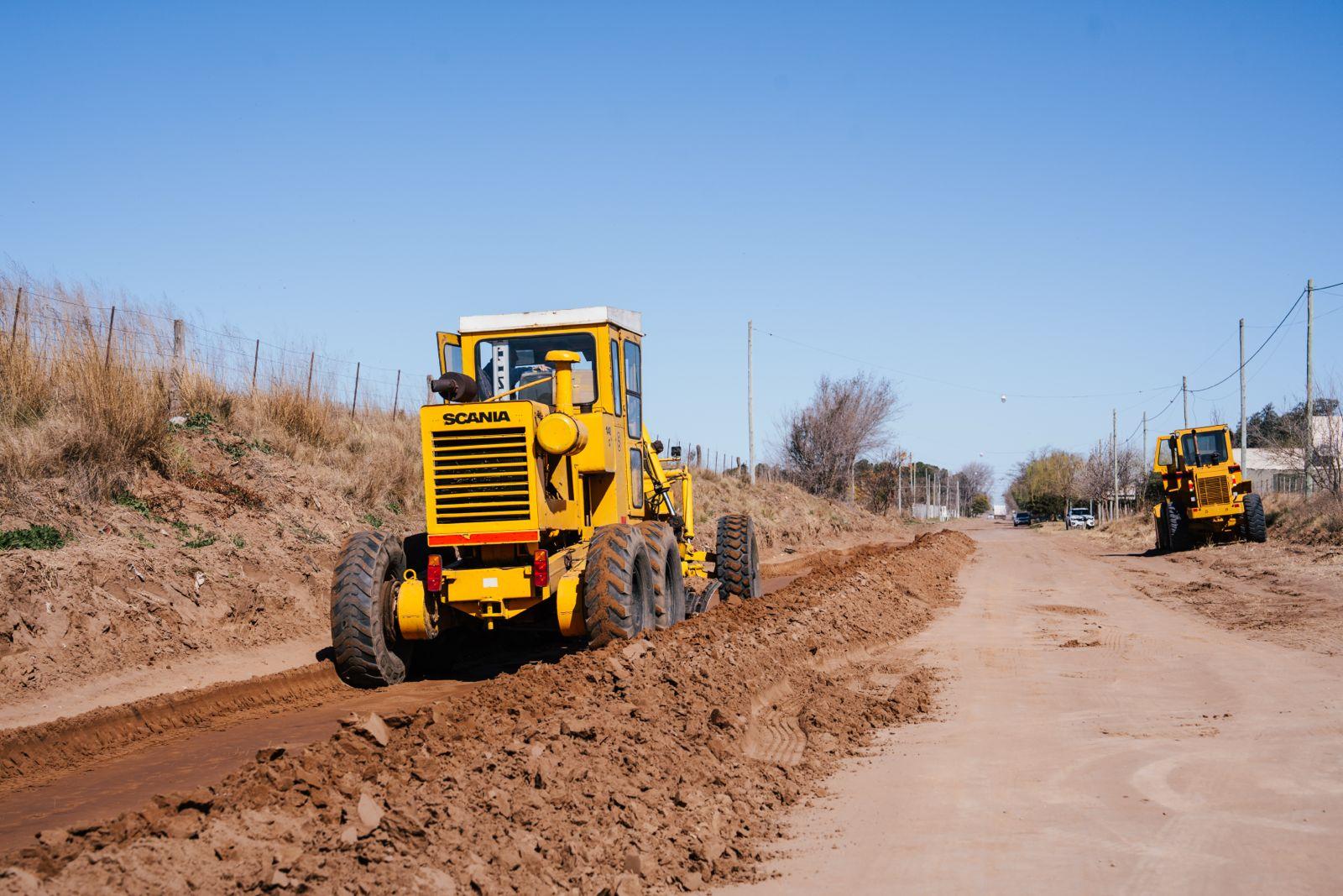 CONTINÚAN REALIZANDO EL MANTENIMIENTO DE LAS CALLES DE TIERRA DE LA CIUDAD